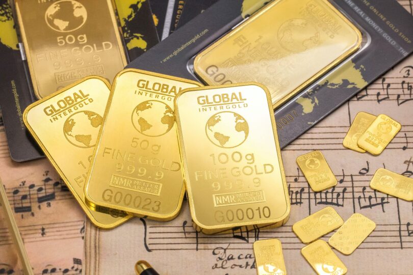 Bitcoin falls as Gold rises
